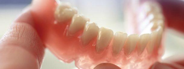 denture replaces teeth