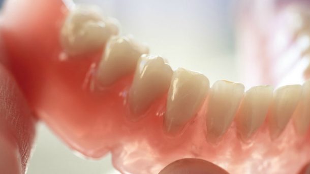denture replaces teeth